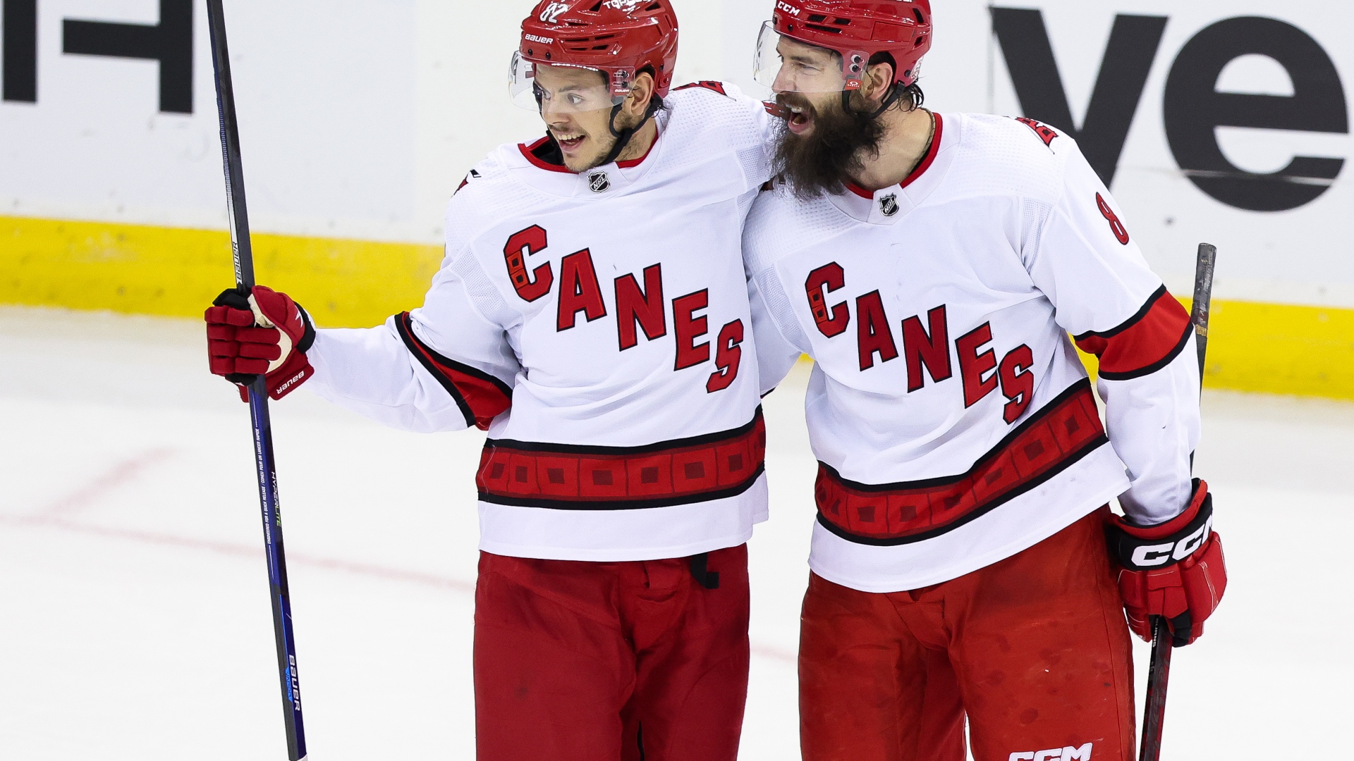 Jesperi Kotkaniemi et Brent Burns Jesperi Kotkaniemi et Brent Burns