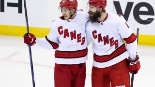 Jesperi Kotkaniemi et Brent Burns 