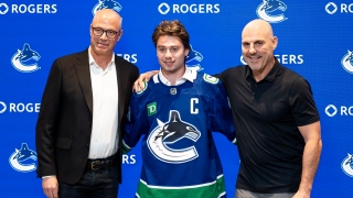 Patrick Allvin, Quinn Hughes et Rick Tocchet Patrick Allvin, Quinn Hughes et Rick Tocchet