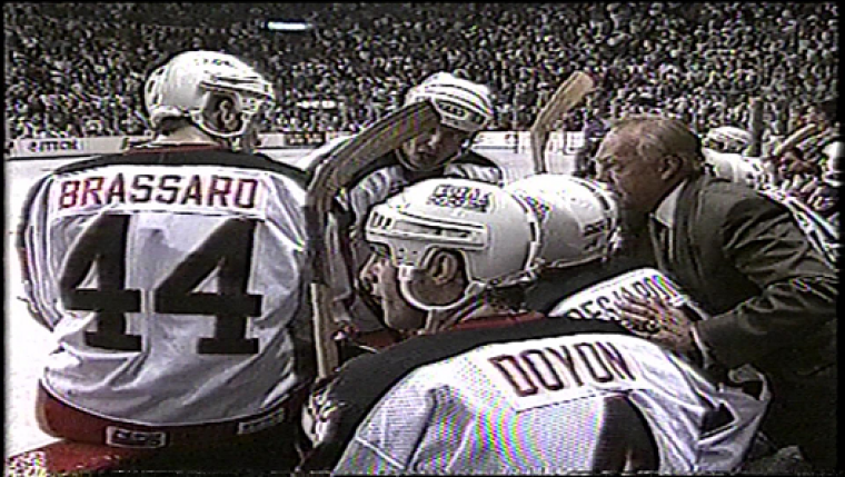 Yvan Cournoyer donne ses instructions à des joueurs des Roadrunners.